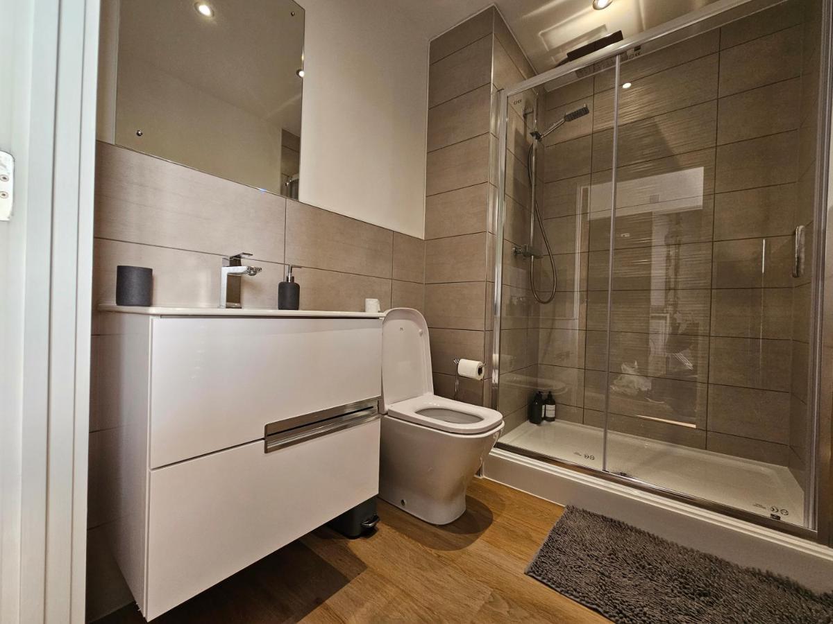 Brand New Trafford Apartment Manchester Exterior photo